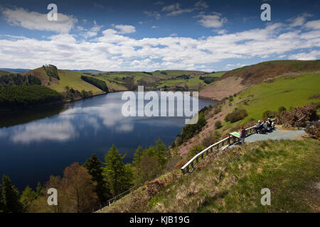 Point de vue avec les visiteurs donnant sur Vista spectaculaire de Clywedog réservoir, Galles, Royaume-Uni Banque D'Images