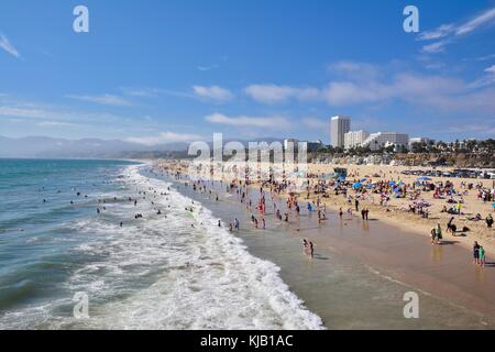 Santa Monica, Californie - le 27 juillet 2017 : Santa Monica beach vue depuis la jetée de la Californie, USA. Banque D'Images