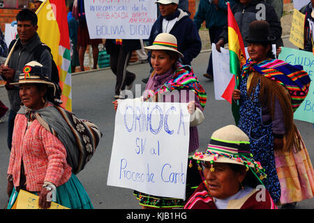 L'Aymara les femmes d'Orinoca prendre part à un gouvernement pro mars pour montrer leur soutien à l'intention de construire une route à travers la région TIPNIS, La Paz, Bolivie Banque D'Images