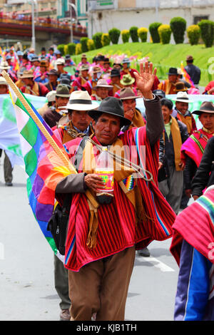 Les partisans du gouvernement de prendre part à un gouvernement pro soutenir mars prévoit de construire une route à travers le TIPNIS, La Paz, Bolivie Banque D'Images