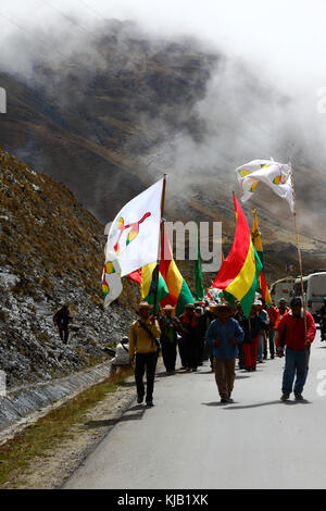 Le VIII Mars dans la défense de la TIPNIS (qui quitté Trinidad le 15 août 2011) monte en direction de la Cumbre de la journée avant d'arriver à La Paz, Bolivie Banque D'Images