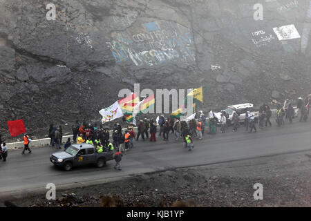 Le VIII Mars dans la défense de la TIPNIS (qui quitté Trinidad le 15 août 2011) monte en direction de la Cumbre de la journée avant d'arriver à La Paz, Bolivie Banque D'Images