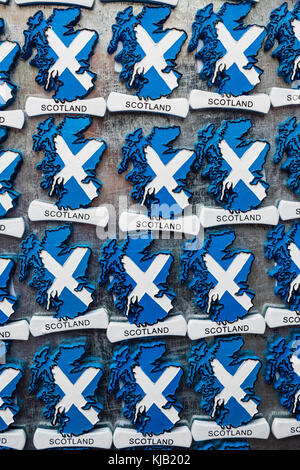 Aimants de réfrigérateur touristique avec drapeau écossais à vendre dans la boutique de souvenirs touristiques à Édimbourg, Écosse, Royaume-Uni. Banque D'Images