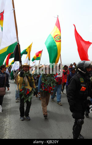 Inclusion TIPNIS chef Fernando Vargas mène la VIII Mars dans la défense de la TIPNIS comme il arrive à La Cumbre, un jour avant La Paz, Bolivie Banque D'Images