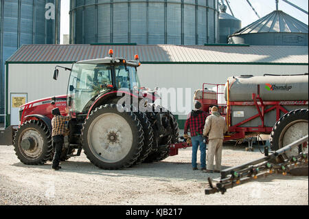 Agriculteur et son fils prépare à hivériser un pulvérisateur sur la ferme familiale à blooming Prairie, Minnesota. Banque D'Images