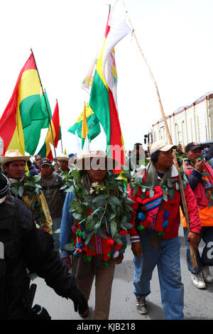 Inclusion TIPNIS chef Fernando Vargas mène la VIII Mars dans la défense de la TIPNIS comme il arrive à La Cumbre, un jour avant La Paz, Bolivie Banque D'Images