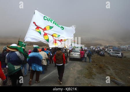 Le VIII Mars dans la défense de la TIPNIS (qui quitté Trinidad le 15 août 2011) descend de la Cumbre de la journée avant d'arriver à La Paz, Bolivie Banque D'Images