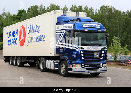 SALO, FINLANDE - 18 JUIN 2016 : semi-camion SCANIA R400 bleu et blanc d'Ostervalls, Suède conduit sur un chantier d'asphalte dans le sud de la Finlande. Banque D'Images