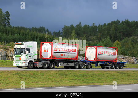 Paimio, Finlande - le 26 août 2016 : Scania r500 de l'équipe d'finnkane oy transporte deux den hartogh liquide vides le long de l'autoroute à l'été. Banque D'Images