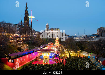 Journée d'ouverture du célèbre et beau marché de Noël et foire d'Édimbourg dans Princes Street Gardens. Banque D'Images