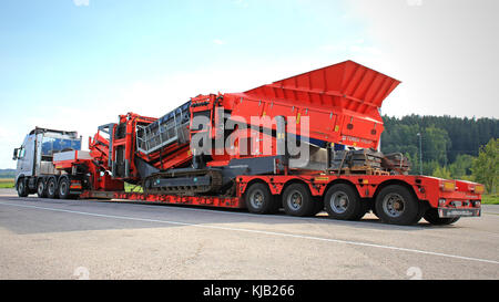 SALO, FINLANDE - 18 AOÛT 2013 : Volvo FH transporte un concasseur à mâchoires mobiles sur chenilles Terex Finlay sur une remorque à double plate-forme. Les concasseurs à mâchoires Terex sont utilisés pour Banque D'Images