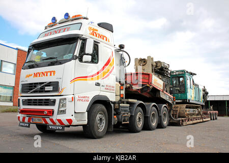TURKU, FINLANDE - 15 SEPTEMBRE 2013 : le Volvo FH16 transporte un conducteur de pieux sur une remorque à double pont tombant. Un chasseur de pieux est un dispositif mécanique utilisé pour conduire Banque D'Images