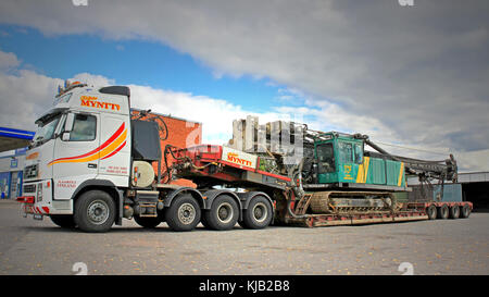 TURKU, FINLANDE - 15 SEPTEMBRE 2013 : le Volvo FH16 transporte un conducteur de pieux sur une remorque à double pont tombant. Un chasseur de pieux est un dispositif mécanique utilisé pour conduire Banque D'Images