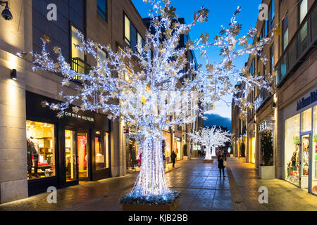 Vue de nuit de Multrees Walk rue commerçante chic avec des lumières de Noël à St Andrews Square off , à Édimbourg en Écosse, Royaume-Uni. Banque D'Images