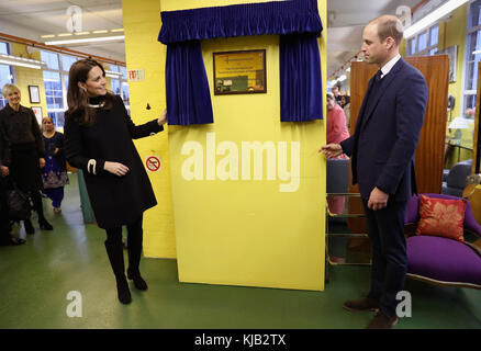 Le duc et la duchesse de Cambridge dévoilent une plaque alors qu’ils visitent l’usine d’Acme Whistles, une entreprise familiale de Birmingham fondée en 1870 et exportant dans 119 pays à travers le monde. Banque D'Images