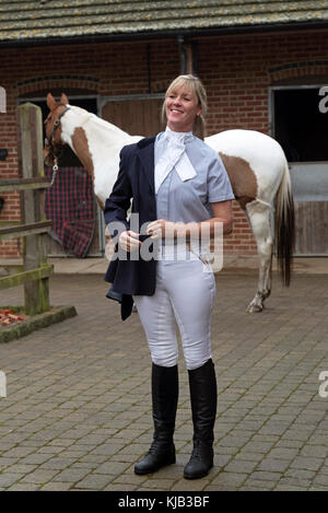 Un cavalier élégant portant une veste d'équitation bleu foncé, novembre 2017 Banque D'Images