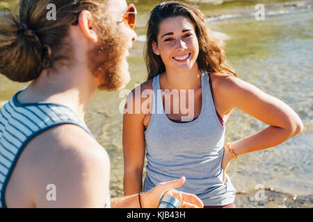 Caucasian couple laughing près de river Banque D'Images