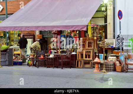 Marché de rue avec bric-a-brac, antiquités et objets de collection dans la rue Ermou Monastiriaki salon du centre d'Athènes, Grèce Banque D'Images