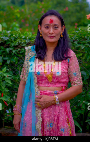 Pokhara, Népal - novembre 04, 2017 : belle femme portant un vêtement typique de Pokhara, Népal, dans nature background Banque D'Images