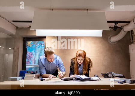 Designers working in modern office Banque D'Images