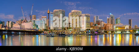 Panorama de Darling Harbour, Sydney, New South Wales, Australie, après le coucher du soleil. Banque D'Images