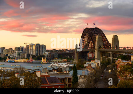 Le Pont du Port de Sydney comme il a été vu de la colline de l'Observatoire au cours de soleil rose et jaune vif. Sydney, Nouvelle-Galles du Sud, Australie. Banque D'Images