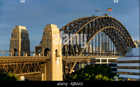 Close-up image de la Sydney Harbour Bridge de Milson's Point gare au coucher du soleil avec des nuages sombres. Banque D'Images