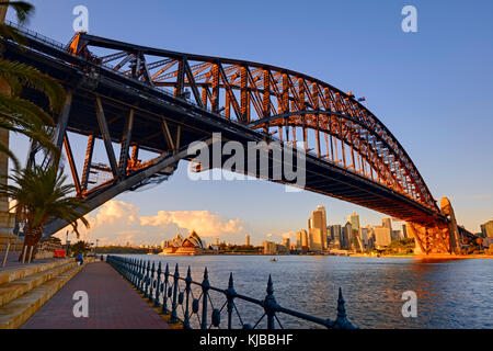 Le Harbour Bridge et l'Opéra de Sydney de Luna Park à Milsons Point, Sydney, Nouvelle-Galles du Sud (NSW), l'Australie au lever du soleil. Banque D'Images