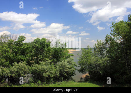 Ohio gfp alum creek state park Lake et le ciel à travers les arbres Banque D'Images