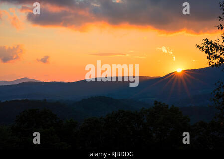 Le soleil se couche derrière une crête près de blowing rock dans les Blue Ridge Mountains de Caroline du Nord. Banque D'Images