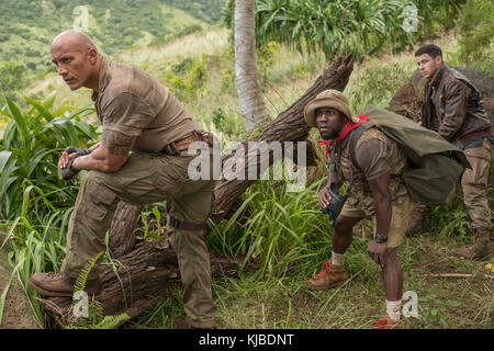 DATE de sortie: 20 décembre 2017 TITRE: Jumanji: Bienvenue à Jungle STUDIO: Columbia Pictures DIRECTOR: Jake Kasdan COMPLOT: Quatre adolescents découvrent une ancienne console de jeux vidéo et sont littéralement attirés dans le cadre de la jungle du jeu devenant les avatars adultes qu'ils choisissent. Avec: Kevin HART comme Franklin 'Moose' Finbar, DWAYNE JOHNSON comme Dr. Smuder Bravestone et NICK JONAS. (Image De Crédit : © Columbia Pictures/Entertainment Pictures) Banque D'Images