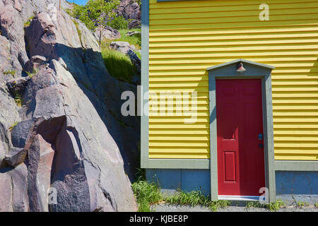 Maison Jaune de couleur rouge avec porte dans le quartier de la batterie, Signal Hill, St John's, Terre-Neuve, Canada Banque D'Images