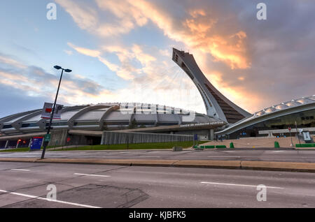 Le stade olympique de Montréal et tour au coucher du soleil. c'est la plus haute tour inclinée du monde.tour olympique est 175 mètres de haut et à 45 degre Banque D'Images