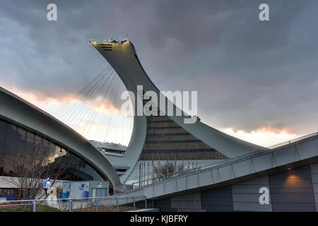 Le stade olympique de Montréal et tour au coucher du soleil. c'est la plus haute tour inclinée du monde.tour olympique est 175 mètres de haut et à 45 degre Banque D'Images