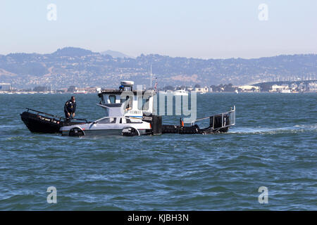 California Highway Patrol tire sur une Delorean sur la baie de San Francisco. Banque D'Images