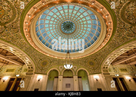 Chicago - 8 septembre 2015 : plus grand dôme en verre Tiffany plafond dans le centre culturel de Chicago, Illinois. Banque D'Images