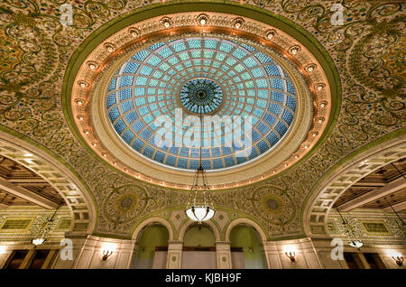 Chicago - 8 septembre 2015 : plus grand dôme en verre Tiffany plafond dans le centre culturel de Chicago, Illinois. Banque D'Images