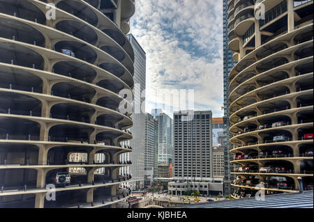 Chicago - 8 septembre 2015 : chicago skyline avec une vue sur la marina et le complexe de la ville chicago theatre. Banque D'Images