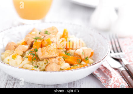 La viande de poulet braisé à la carotte en sauce et pâtes Banque D'Images
