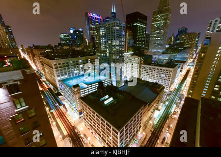 Chicago - 7 septembre 2015 : Vue aérienne de la gare des lignes du métro de Chicago de nuit. Banque D'Images