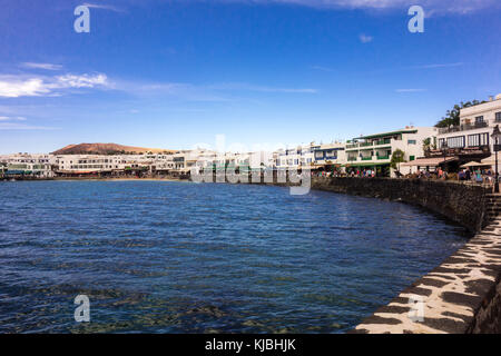 LANZAROTE, ESPAGNE-4ème Nov 2017 : La promenade de bord de mer est situé à côté de l'Avenida Maritima à Playa Blanca. Banque D'Images