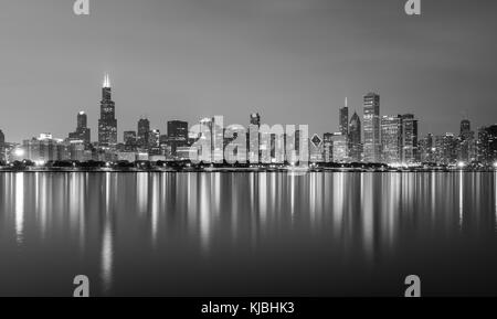 Vue panoramique sur l'horizon de Chicago sur le lac Michigan à la nuit. Banque D'Images