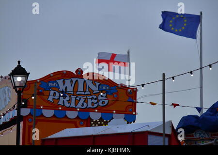 Concept de hasard dans le Brexit montré par des drapeaux sur la jetée de Paignton un jour venteux, Paignton, Devon, Royaume-Uni Banque D'Images