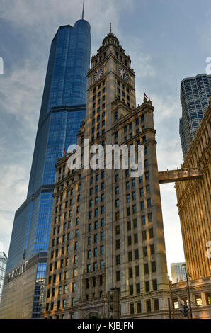 Chicago, Illinois - 5 septembre 2015 : le Trump International Hotel & Tower et wrigley building à Chicago. la Trump Tower a été achevé en 2008. Banque D'Images