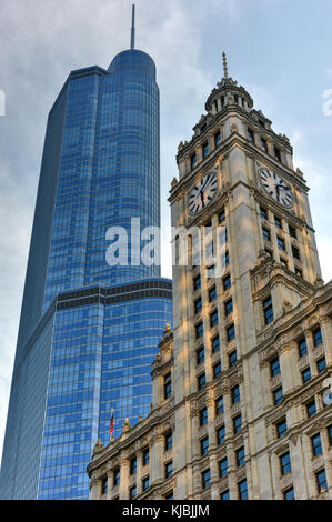 Chicago, Illinois - 5 septembre 2015 : le Trump International Hotel & Tower et wrigley building à Chicago. la Trump Tower a été achevé en 2008. Banque D'Images