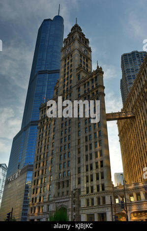 Chicago, Illinois - 5 septembre 2015 : le Trump International Hotel & Tower et wrigley building à Chicago. la Trump Tower a été achevé en 2008. Banque D'Images