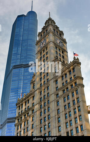 Chicago, Illinois - 5 septembre 2015 : le Trump International Hotel & Tower et wrigley building à Chicago. la Trump Tower a été achevé en 2008. Banque D'Images