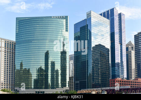 Chicago, Illinois - 5 septembre 2015 : 333 West Wacker Drive est un immeuble immeuble de bureaux à Chicago, Illinois. sur la rivière Chicago, le buildi Banque D'Images