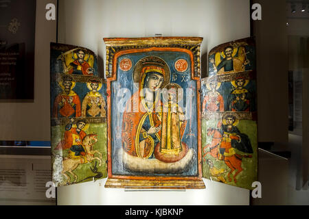 Triptyque en bois avec représentation de scènes religieuses orthodoxes chrétiennes. Au milieu, il y a Sainte Marie tenant le nouveau-né Jésus-Christ. Banque D'Images