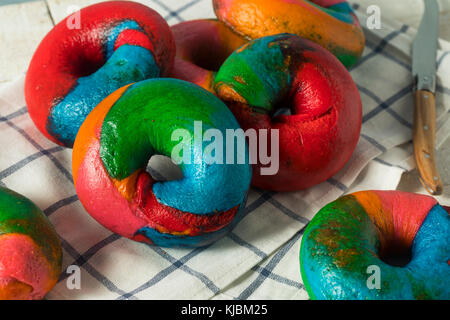 Des bagels doux arc-en-ciel prêt à manger Banque D'Images